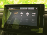 画面からテレビやラジオ、交通情報などを選べるメニューを表示。BluetoothやUSBなどの項目もまとまり、目的の機能を見つけやすい操作画面です。毎日の移動に役立ちます。