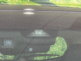【ホンダセンシング】走行中に前方の車両等を認識し、衝突しそうな時は警報とブレーキで衝突回避と被害軽減をアシスト。より安全にドライブをお楽しみいただけます。