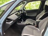 運転席と助手席に明るい色のシートを採用し、足元まで見渡しやすいすっきりとした室内。前席に座る方が前方や左右を確認しやすく、落ち着いて過ごせる空間です。
