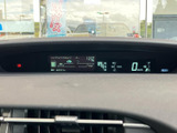 速度やシフト位置、燃料残量などの情報がまとまって表示され、運転席から確認しやすい配置です。必要な表示をひと目で把握しやすく、日々の運転を支えてくれます。