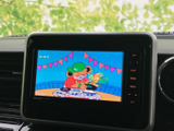 カラフルな番組映像を画面に表示でき、停車中の待ち時間を過ごす際にも活用できます。見やすい画面でテレビ視聴を楽しめる装備です。視聴は安全のため停車中にお楽しみください。