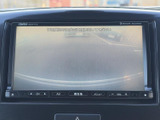 後方の様子を画面で確認でき、駐車時や車庫入れの際に周囲との距離を把握する助けになります。目視と合わせて使うことで、後退時の安全確認をサポートする便利な装備です。