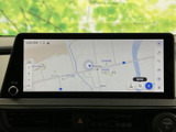 大きな画面に地図が表示され、現在地や周辺の道路をひと目で確認できます。タッチ操作に対応した画面構成で、目的地の設定もスムーズ。見やすい位置に設置されているため、運転前のルート確認にも役立ちます。