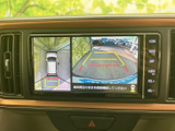 後方の映像に加えて車両周辺の表示も確認でき、駐車時の安全確認に役立ちます。画面上のガイドを目安にしながら、車庫入れや後退の際に周囲へ目を配りやすい装備です。