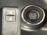 【キーレススタートシステム】カバンやポケットに入れたままでもドアの施錠・解錠が可能なスマートキーを装備。エンジンのオン・オフ時もカギを取り出す必要が無いからとっても便利です♪