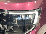 【LEDヘッドライト】悪天候や夜間走行時も良好な視界を確保し安心して運転できる高輝度LEDヘッドライトを装備!点灯速度が早く、消費電力も抑えられています。