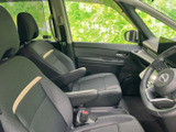 前席はゆとりを感じる座席配置で、運転席からの視界も広く確保されています。落ち着いた色合いのシートとすっきりした足元で、毎日の移動も過ごしやすい空間です。