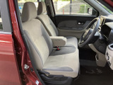 明るい色合いのシートと、体を支える形状がくつろぎを感じさせる前席です。運転席から前方やサイドの視界を確保しやすく、乗り降りの際も室内の様子を確認しやすい空間です。