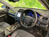 運転席まわりにはメーターや画面が視界に収まり、前方を確認しながら必要な情報を把握しやすい配置です。シートに座った際も手元から周囲まで見渡しやすく、落ち着いて過ごせる室内です。