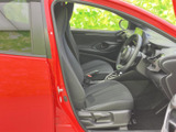 運転席まわりは視界が開け、前方や周囲を確認しやすいレイアウトです。座面と背もたれにゆとりがあり、落ち着いて運転に集中しやすい空間に仕上がっています。
