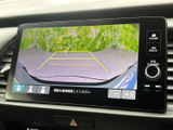 後方の映像に目安となるガイド線が表示され、駐車時の位置合わせをサポートします。周囲を直接確認しながら活用できるため、車庫入れや狭い場所での後退時に便利です。