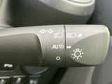 ステアリングまわりには各種操作部が配置され、運転席から手元の機器にアクセスしやすい構成です。握りやすい形状で、前方を見ながら運転姿勢を保ちやすく、日常の移動を支えます。