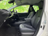前席は座面と背もたれに立体感があり、落ち着いて過ごせる車内空間です。前方の視界も広く感じられ、乗り込んだ際の見通しや足元の広さをぜひお確かめください。