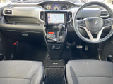 ナビ画面がセンターに配置され、運転席から見やすい位置で情報を確認できます。周囲には各種スイッチもまとまり、日常の移動やお出かけ時に便利です。