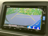 画面には後方の映像と進路の目安が表示され、駐車時に周囲を確認する助けになります。画面下部には操作部も並び、必要な表示へ切り替えやすい構成。駐車場での確認に役立ちます。