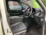 運転席まわりは視界が広く、前方や周囲を確認しやすいレイアウトです。シートと足元にもゆとりを感じられ、落ち着いた色合いの室内で快適にお過ごしいただけます。