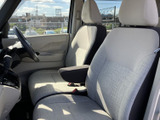 前席は座面と背もたれに柄の異なる生地を組み合わせ、車内に落ち着きを感じさせます。窓からの視界も広く、運転する方はもちろん、助手席の方にも過ごしやすい空間です。