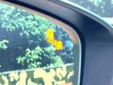 【ブラインドスポットモニタリング】走行中、ドアミラーの死角になりやすい箇所に後続車が接近するとサイドミラー付近に警告を表示、ドライバーに注意喚起をしてくれます。