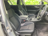 前席はゆとりを感じる座面と背もたれで、運転席・助手席とも落ち着いて過ごせる空間です。前方や左右の視界も確保しやすく、乗り降りの際にも車内全体を見渡しやすい印象です。