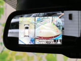 後方の映像に加えて車両周辺を上から見た表示も確認でき、駐車時の位置合わせをサポートします。ガイド表示も目安にできるため、周囲を確かめながら落ち着いて操作できます。