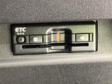 ETC車載器を備えており、対応する料金所ではETCを利用した通過が可能です。カードの挿入口や操作ボタンも確認しやすく、日々の移動に役立ちます。