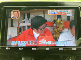 テレビ番組を画面で視聴できる装備を備えています。休憩など停車中の時間に映像を楽しめるため、車内で過ごすひとときにも活用できます。視聴時は安全な場所に停車してご利用ください。
