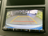 後方の様子を画面で確認でき、駐車時の周囲確認をサポートします。目安となるガイド線も表示されるため、車庫入れや駐車枠への後退時に距離感をつかみやすく、日常の駐車に便利です。