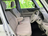 明るい色合いのシートと見通しのよい運転席まわりで、落ち着いて過ごせる空間です。座面や背もたれにはゆとりが感じられ、助手席の方もくつろぎやすい室内になっています。