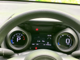 速度やシフト位置など、運転に必要な情報を中央と左右の表示で確認できます。数字や表示がまとまっており、走り出す前や停車時にも車両の状況を把握しやすい配置です。