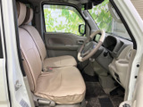 明るい色合いのシートと落ち着いた内装色が広がる運転席まわり。窓からの視界も確保され、座った際に周囲を見渡しやすい、開放感のある空間です。