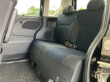 後席は並んで座れるベンチタイプで、家族や友人との移動にも使いやすい空間です。窓から外の様子を確認しやすく、シートは落ち着いた配色で車内に統一感があります。