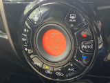 【オートエアコン】一度お好みの温度に設定すれば、車内の温度を検知し風量や温度を自動で調整。暑い&hellip;寒い&hellip;と何度もスイッチ操作をする必要はありません。快適な車内空間には必須の機能ですね♪