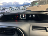 速度やシフト位置などの情報が運転席前方にまとまり、走行中も必要な表示を確認しやすい配置です。表示が見渡しやすく、日々の運転時に状況を把握するのに役立ちます。