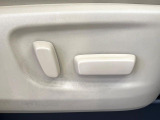 【メモリー機能付きパワーシート】ドライバーごとに設定したシート位置を記憶して、ボタン一つで切り替えできる便利な機能!運転する方が複数名いらっしゃるご家庭におすすめです♪