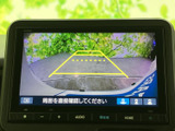 後方の様子をモニターで確認でき、駐車時や後退時の周囲確認に役立ちます。画面には目安となるガイド線も表示され、車庫入れなどで後方との距離感を確かめる際に便利です。