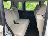 明るいシートが並ぶ後席は、同乗者にも落ち着いて過ごしていただける空間です。窓が複数あり、座ったまま外の様子を感じやすいのも魅力。前席との間にもゆとりがあり、くつろぎやすい印象です。