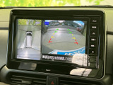 後方の映像に加えて車両周辺の様子も画面で確認でき、駐車時の安全確認をサポートします。ガイド表示も備わり、狭い場所での切り返しや車庫入れに役立ちます。