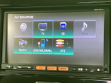 ラジオやCD、テレビなど、利用できるAVソースが一覧で表示されています。選択肢を画面上で確認しやすく、聴きたい音源に合わせて切り替えられる便利な装備です。