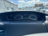 速度計や燃料計などがまとまり、運転に必要な情報を運転席から確認しやすい配置です。中央の表示部にも時刻などが示され、日々の運転を支えます。