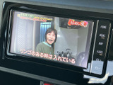 画面でテレビ番組を視聴でき、停車中の待ち時間にも楽しみを添えてくれます。番組の映像と字幕が見やすく表示され、休憩中などに過ごし方の幅が広がる装備です。