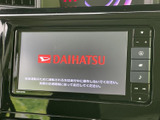 大きく見やすい画面と周囲にまとまった操作ボタンで、ナビやオーディオの各機能にアクセスしやすい構成です。日常の移動をサポートする、使い勝手に配慮された装備です。