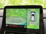 画面には車両後方と周囲の様子が表示され、駐車時の確認をサポートします。ガイドラインも表示されるため、停車位置や周辺との距離感を把握しやすく、日常の駐車に便利です。