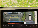 車両周辺の映像をモニターで確認でき、駐車時の周囲確認をサポートします。後方映像と車両を上から見た表示を切り替えられ、操作時に役立ちます。
