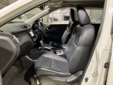 前席は座面と背もたれにゆとりを感じる形状で、ヘッドレストも備えています。運転席まわりを見渡しやすく、助手席の方も前方の景色を楽しめる開放的な空間です。