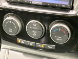 【オートエアコン】一度お好みの温度に設定すれば、車内の温度を検知し風量や温度を自動で調整。暑い&hellip;寒い&hellip;と何度もスイッチ操作をする必要はありません。快適な車内空間には必須の機能ですね♪