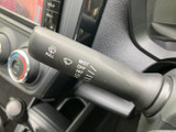 各位置の表示がレバー上にまとまり、運転席から設定を確認しやすいのがポイントです。手元で操作内容を把握しやすく、天候の変化に合わせた視界確保をサポートする装備です。