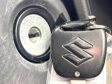 【キーレス】少し離れた場所からでもボタン一つでドアの開錠・施錠ができるのでとっても便利!ドアの鍵穴周りに傷をつけることもありません♪