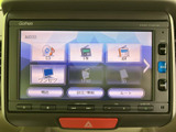 CDやラジオ、ワンセグ、iPod、SDなど、選べる音源が画面にまとまっています。使いたい項目を確認しやすく、日々の移動時間に合わせて楽しみ方を選べます。