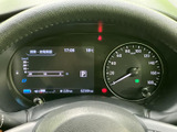 速度計や各種情報がひと目で確認しやすく、運転に必要な情報を把握しやすい配置です。画面表示も備わり、走行中に確認したい項目を見つけやすいメーター廻りです。