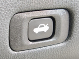 ボタン一つでトランクオープンが可能!車内から操作できる為、非常に便利な装備の一つとなります!